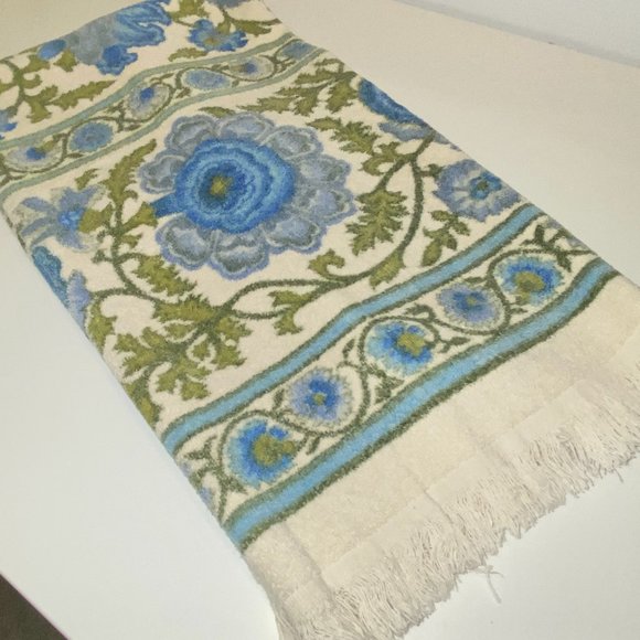 Vintage 1980s Cream Blue Green Floral Towel by Caldwell 40 x 24 in - Picture 3 of 9